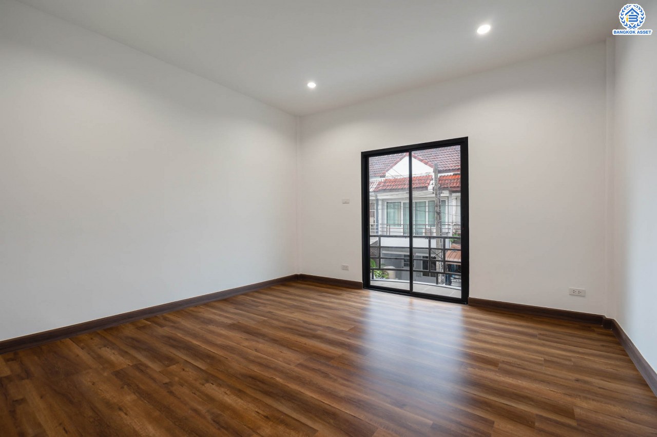 บ้านมือสองตกแต่งใหม่ โครงการ บ้านทอฝัน พิบูลย์สงคราม พร้อมอยู่ เนื้อที่ 16 ตร.ว. ฟังก์ชัน 3 ห้องนอน 2 ห้องน้ำ จอดรถได้ 1 คัน บนสุดยอดทำเล! เชื่อมถนนพิบูลย์สงคราม, วงศ์สว่าง, นครอินทร์ และติวานนท์ ใกล้จุดขึ้นทางด่วนศรีรัช-วงแหวนรอบนอก และรถไฟฟ้า "สถานีแยกติวานนท์"...